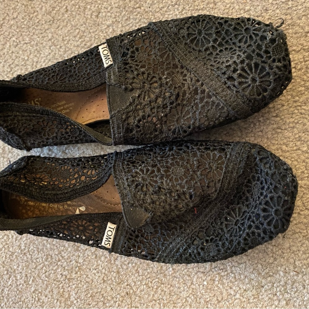 Black lace Toms